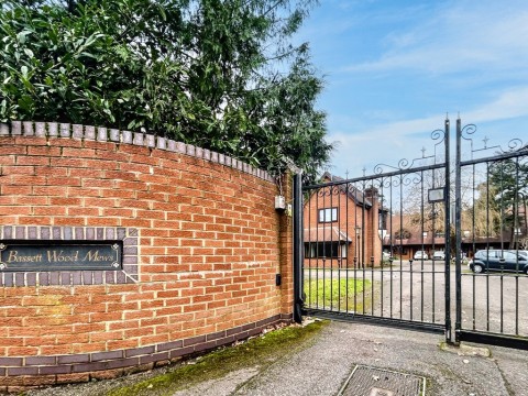 View Full Details for Flat 1 Bassett Wood Mews